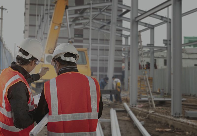 Zwei Bauarbeiter auf einer Baustelle | Bauabwicklung
